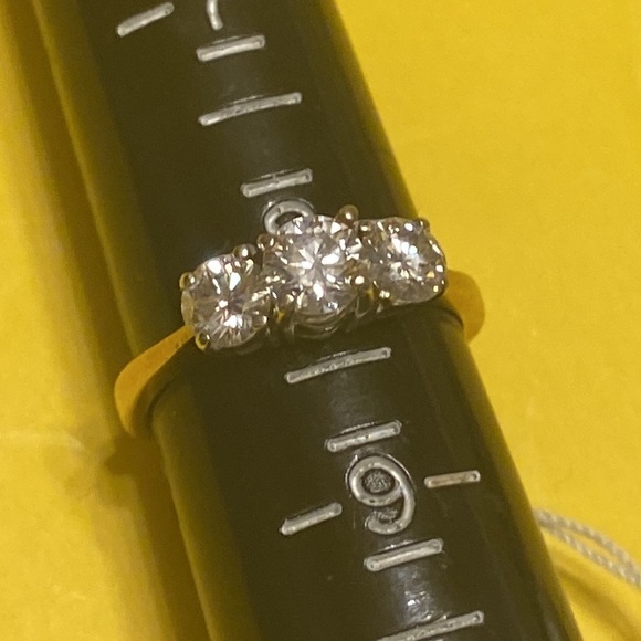 Gorgeous Diamond Ring “3 stones” 18Kt yellow gold - Picture 5 of 5